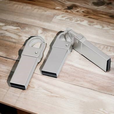 Флешка "Carabine" 16 Гб, серебристая со встроенным карабином в корпусе